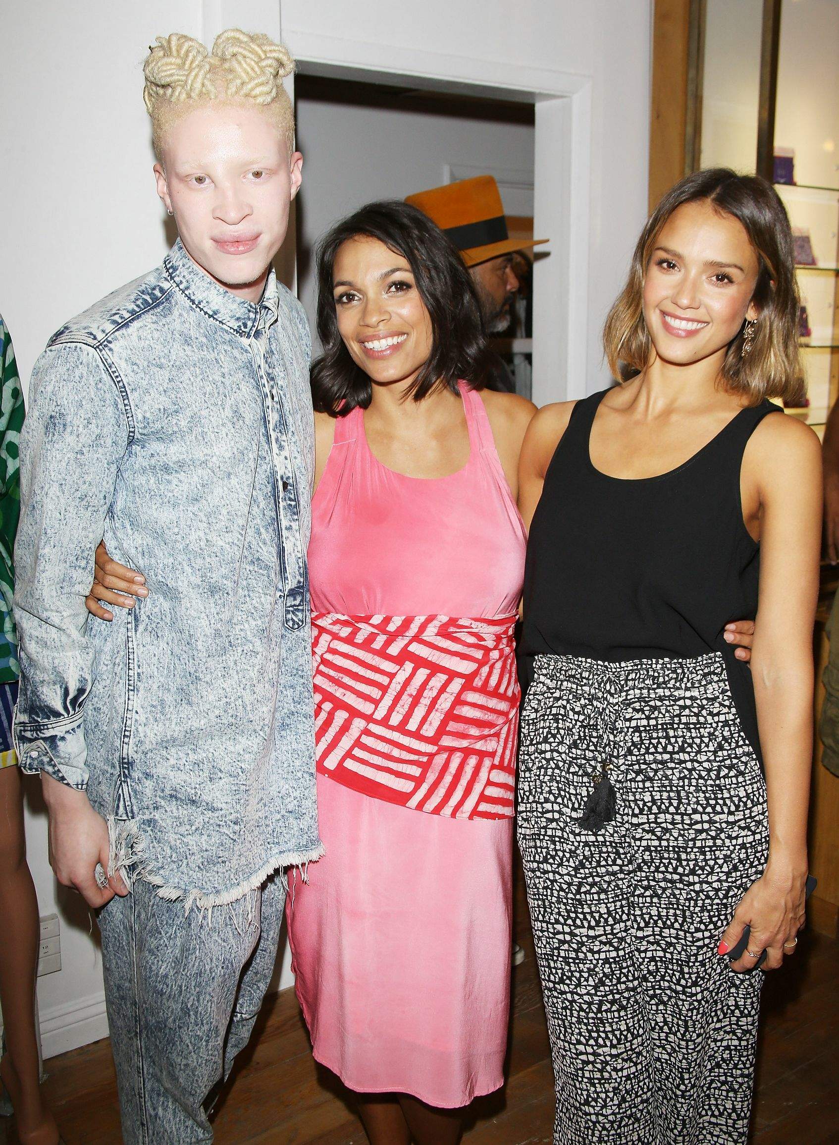 Джессика Альба. Джессика Альба приняла участие в презентации коллекции одежды под маркой "Studio One Eighty Nine" в Западном Голливуде