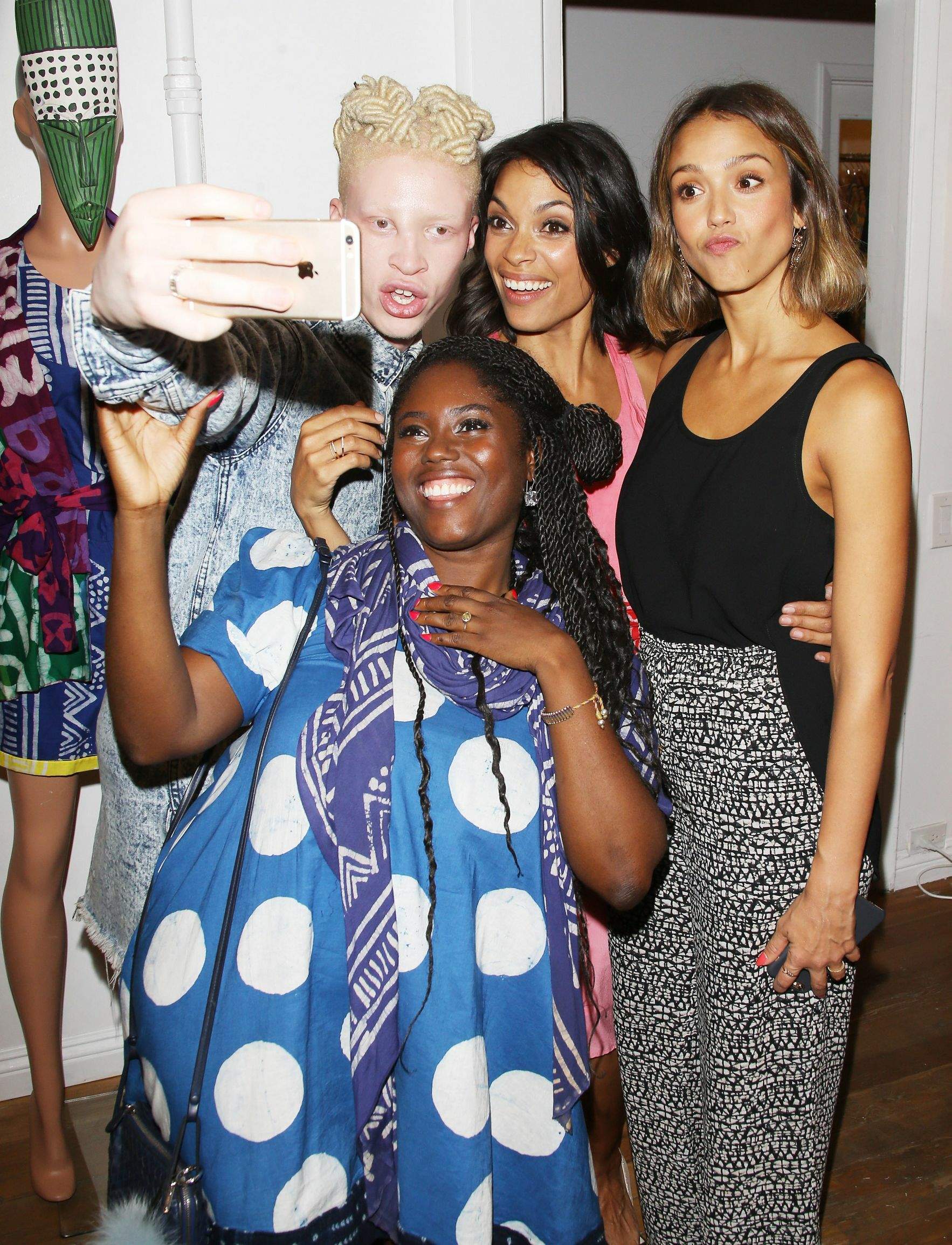 Джессика Альба. Джессика Альба приняла участие в презентации коллекции одежды под маркой "Studio One Eighty Nine" в Западном Голливуде