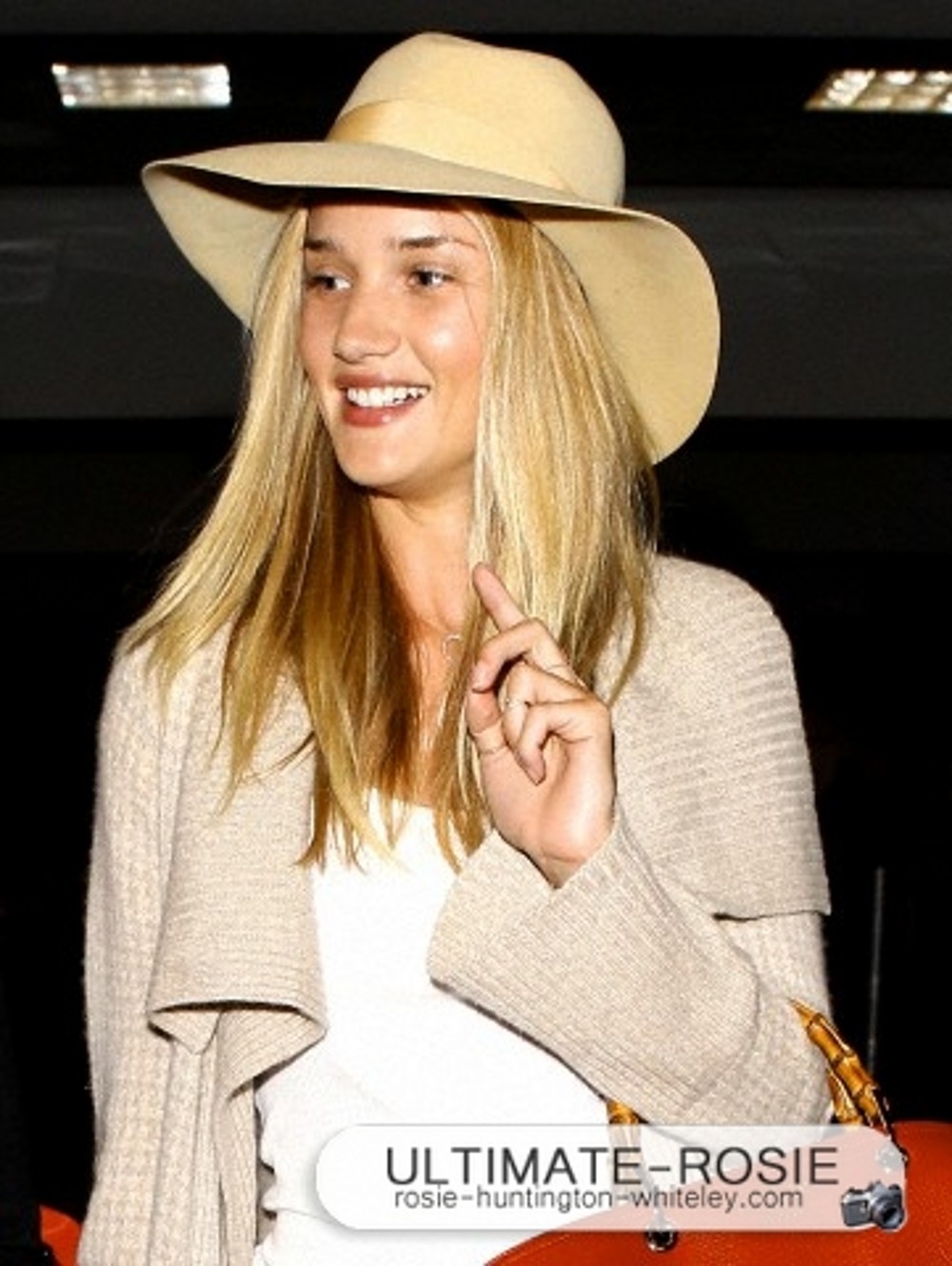 Роузи Хантингтон-Уайтли. Роузи прибывает в LAX (ч. 2)