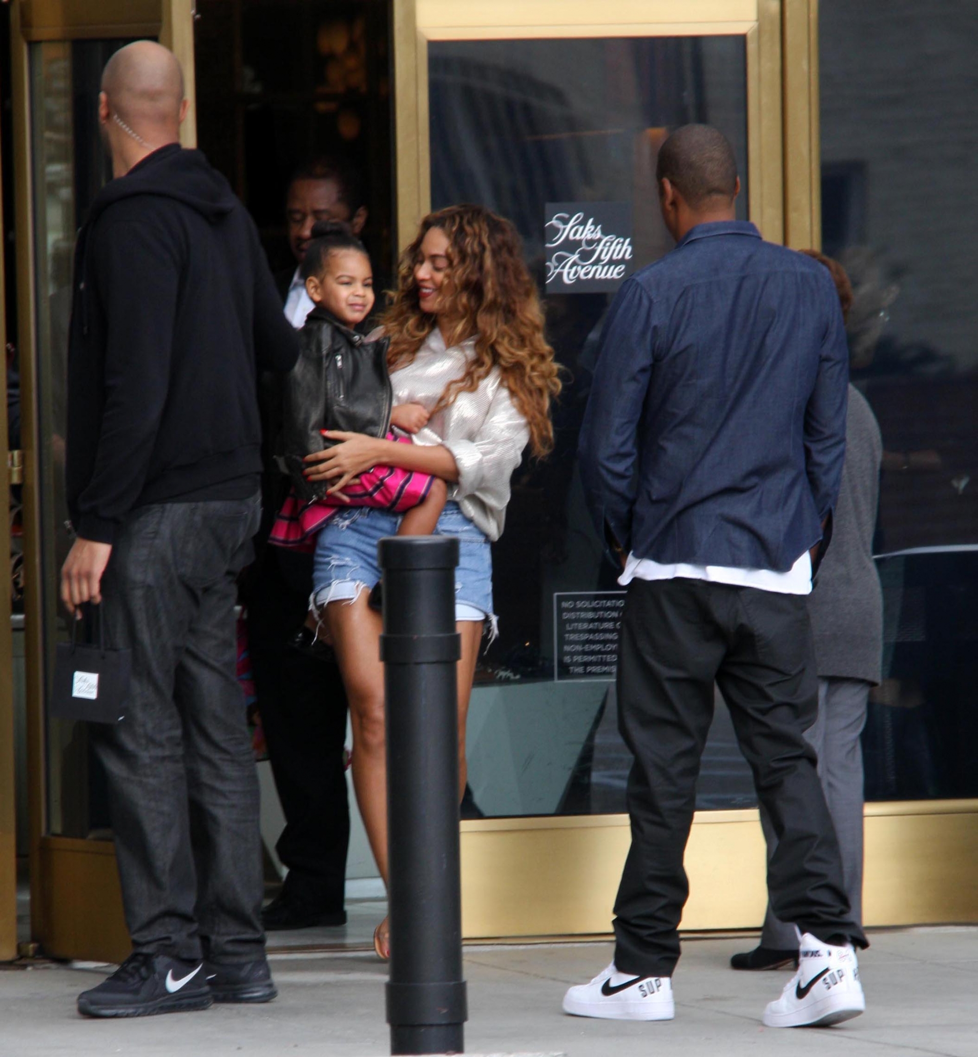 Бейонсе Ноулз. Семья Картер-Ноулз на шоппинге в Беверли-Хиллз, Калифорния