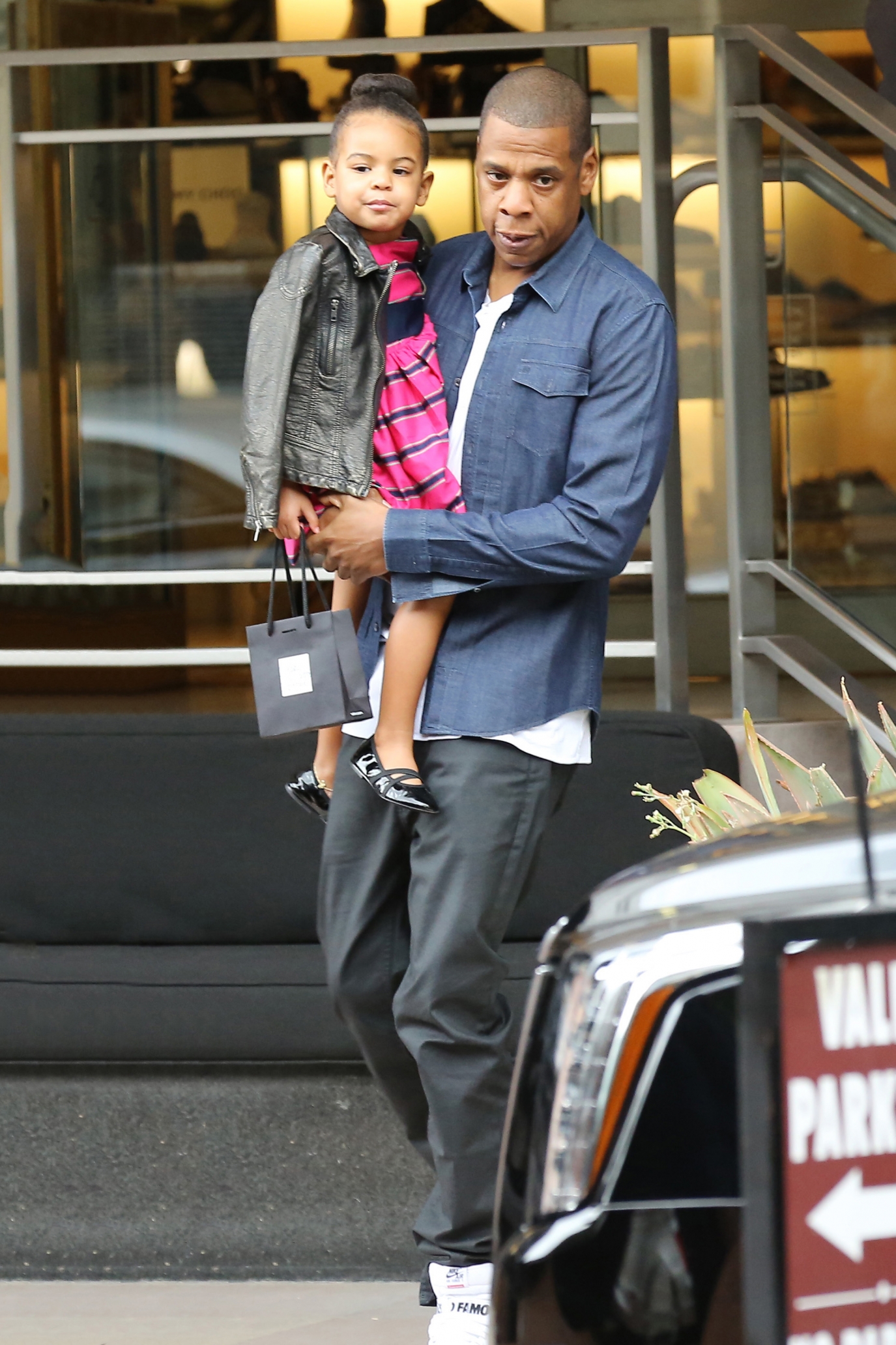 Бейонсе Ноулз. Семья Картер-Ноулз на шоппинге в Беверли-Хиллз, Калифорния