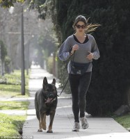 Никки и ее собака Энцо на прогулке в парке Лос-Анджелеса.