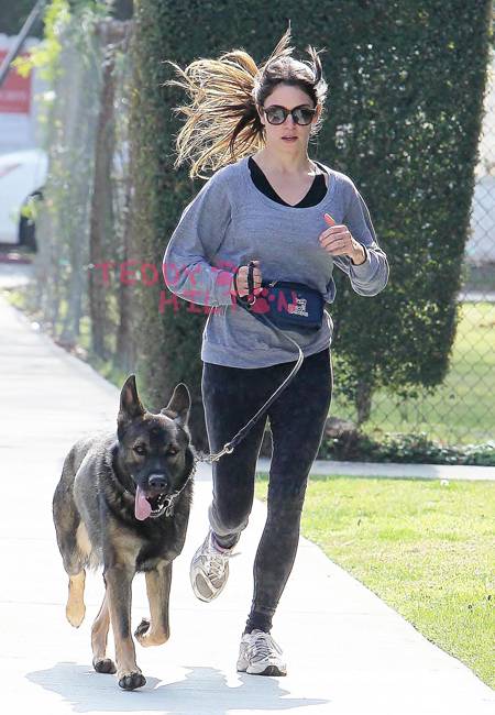 Никки Рид. Никки и ее собака Энцо на прогулке в парке Лос-Анджелеса.