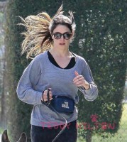 Никки Рид. Никки и ее собака Энцо на прогулке в парке Лос-Анджелеса.