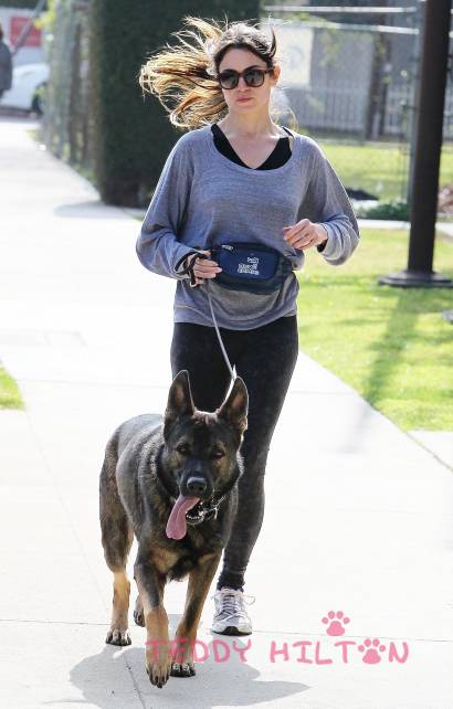 Никки Рид. Никки и ее собака Энцо на прогулке в парке Лос-Анджелеса.