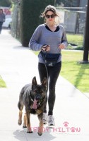 Никки Рид. Никки и ее собака Энцо на прогулке в парке Лос-Анджелеса.