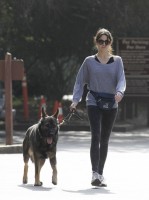Никки Рид. Никки и ее собака Энцо на прогулке в парке Лос-Анджелеса.