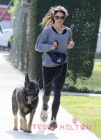 Никки Рид. Никки и ее собака Энцо на прогулке в парке Лос-Анджелеса.