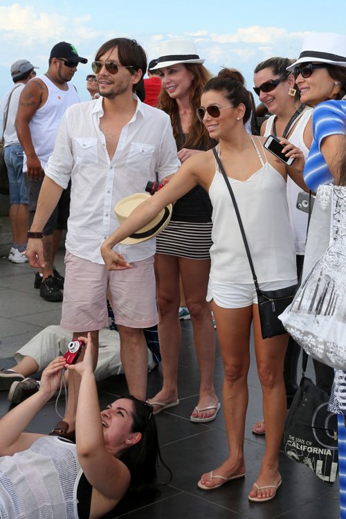 Ева Лонгория. Ева Лонгория со своими друзьями в Рио-де-Жанейро, Бразилия.