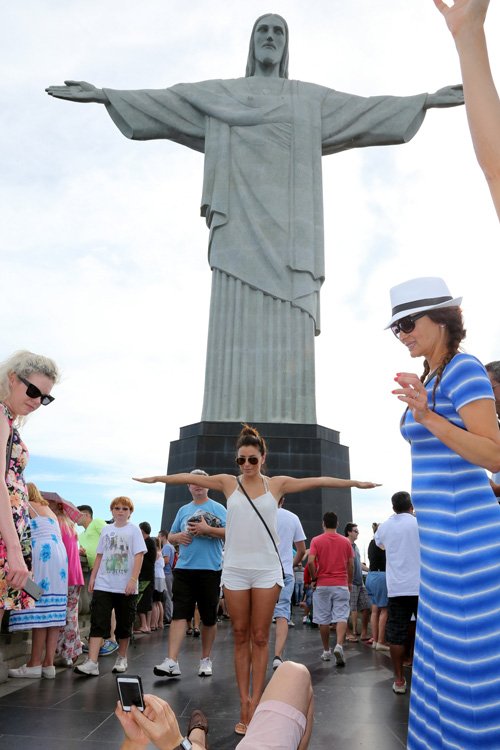 Ева Лонгория. Ева Лонгория со своими друзьями в Рио-де-Жанейро, Бразилия.