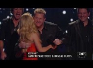 Хайден Панеттьери. Rascal Flatts и актриса Hayden Panettiere, звезда Nashville на ABC, будет ведущей на "CMT Artists of the Year", специальная премьера 8 декабря в 11 часов вечера. . CMT Artists of the Year : Preview the Night